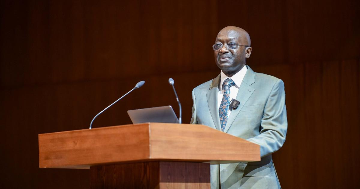 Dr Mpoko Bokanga, Directeur Exécutif de la Fondation PHC, représentant Madame Monique Gieskes, DG de PHC à la conférence organisée par Equity le 05 mars 2024 au centre financier de Kinshasa, dans le cadre de la tournée des investisseurs.
