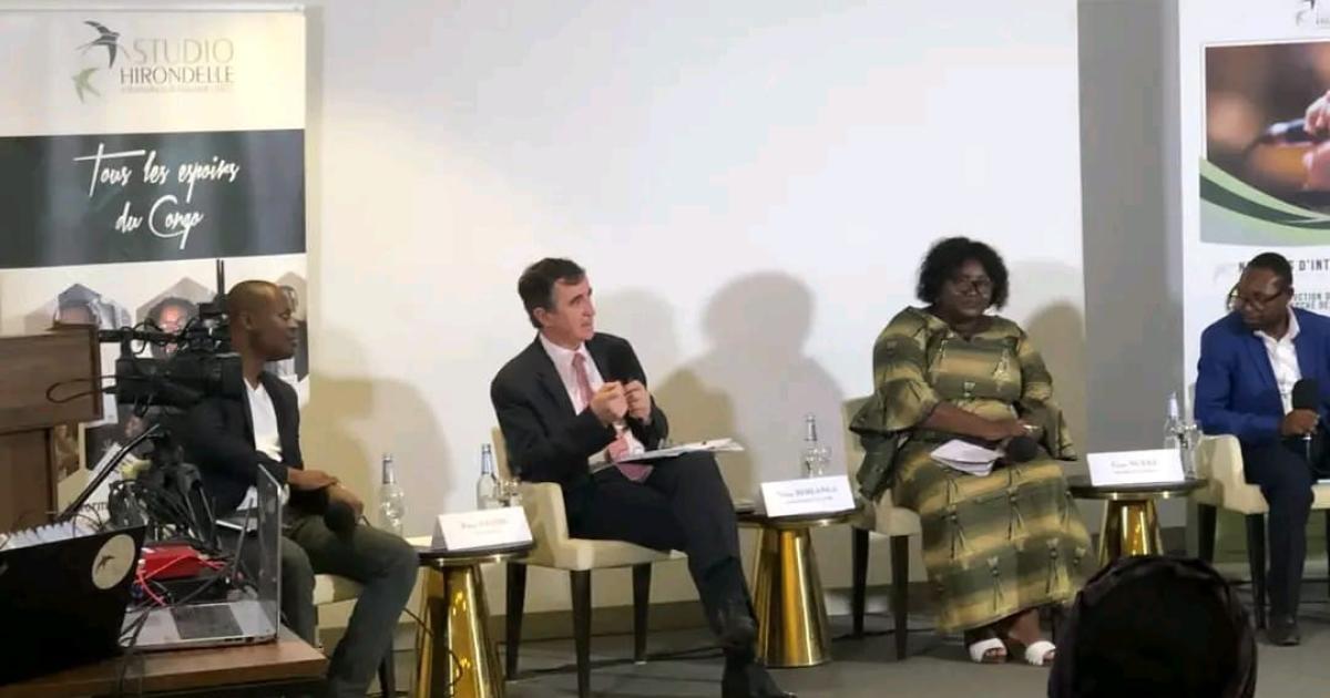 Les quatre intervenants au débat