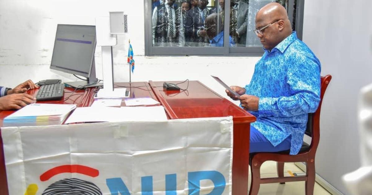 Félix Tshisekedi recevant sa carte d'identité à l'ONIP 