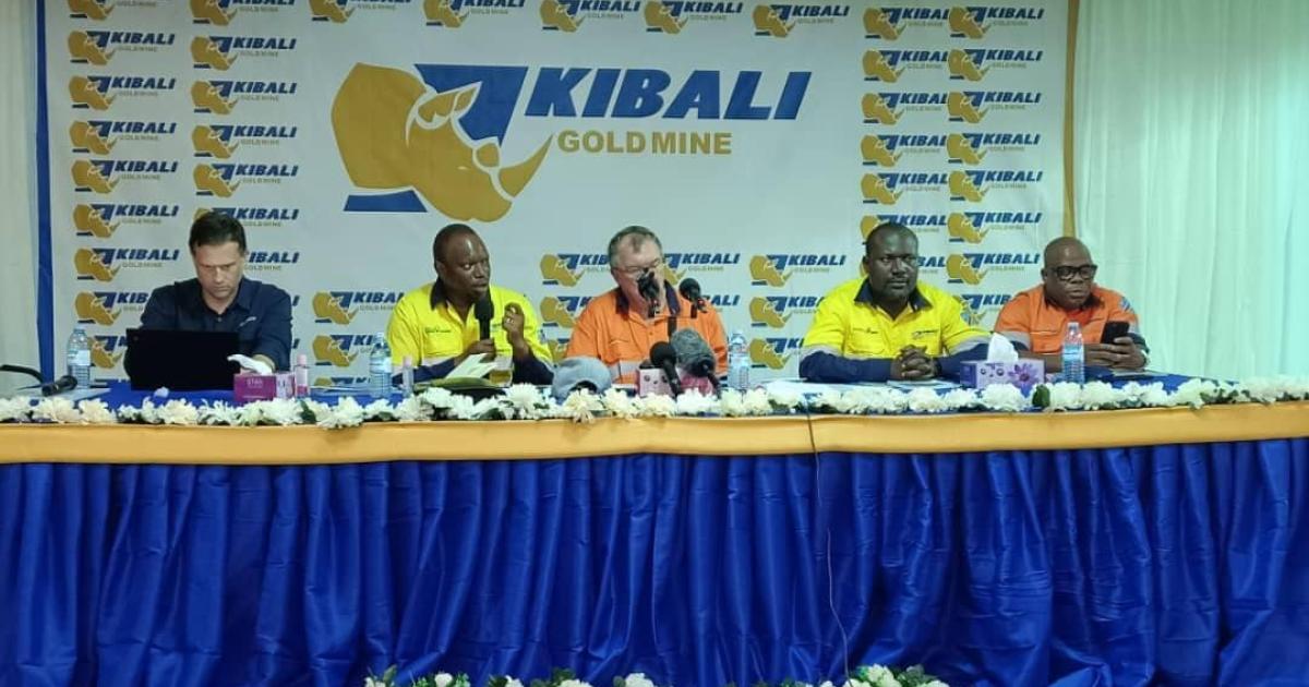 Le PDG de Barrick Gold, Mark Bristow, au centre, avec le staff dirigeant de Kibali à ses côtés