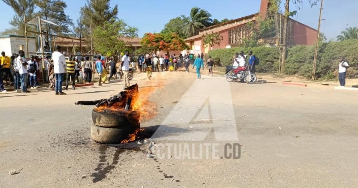 Pneus brulés par des chrétiens catholiques en colère