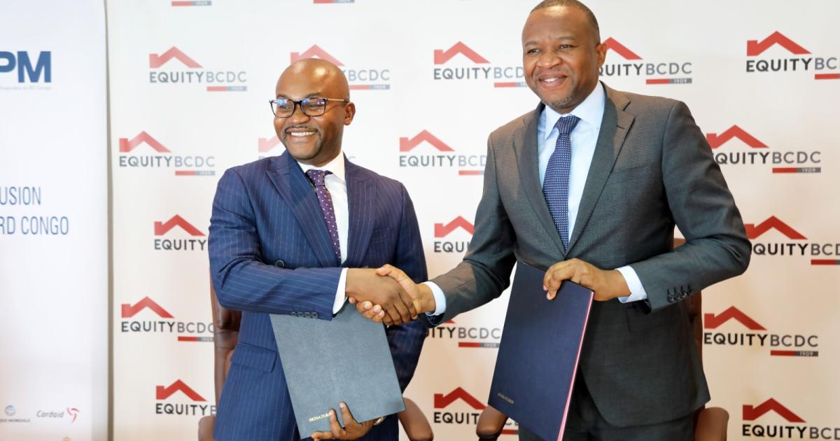 Poignée de main entre le DG de FPM SA, Patrick Nkongo, à gauche,  et le DG de EquityBCDC,  Celestin Mukeba, à droite
