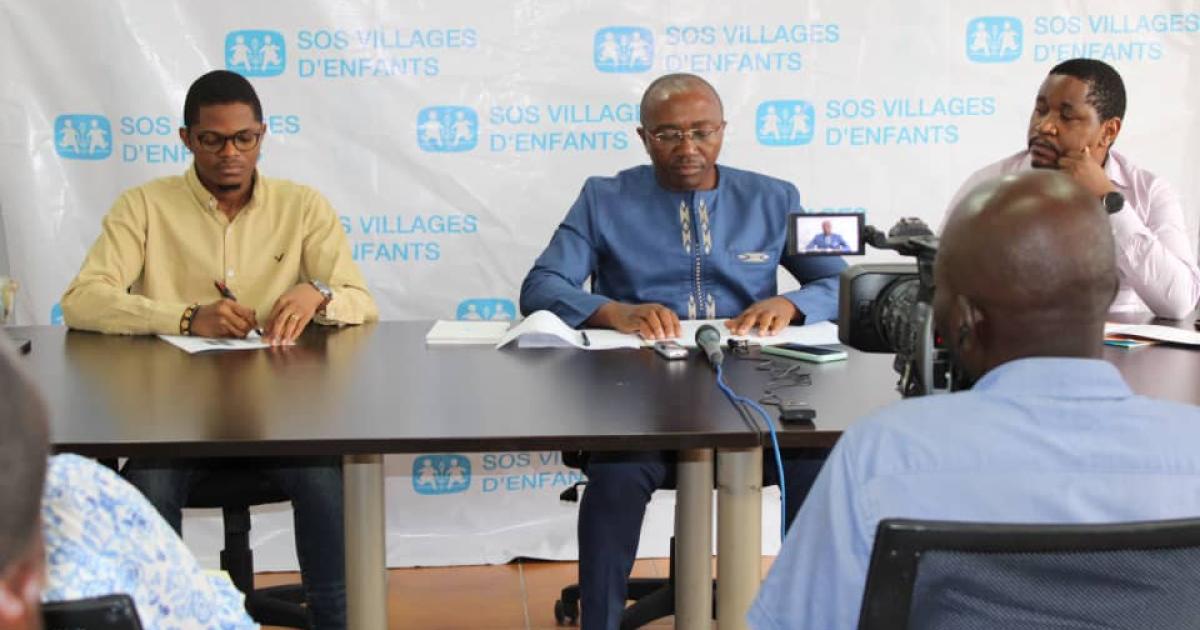 Les membres de l'équipe de gestion SOS Villages d'Enfants en RDC en conférence de presse à Kinshasa