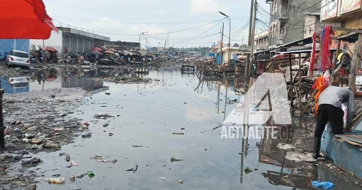 Avenue Diwaz à Matete pendant la pluie