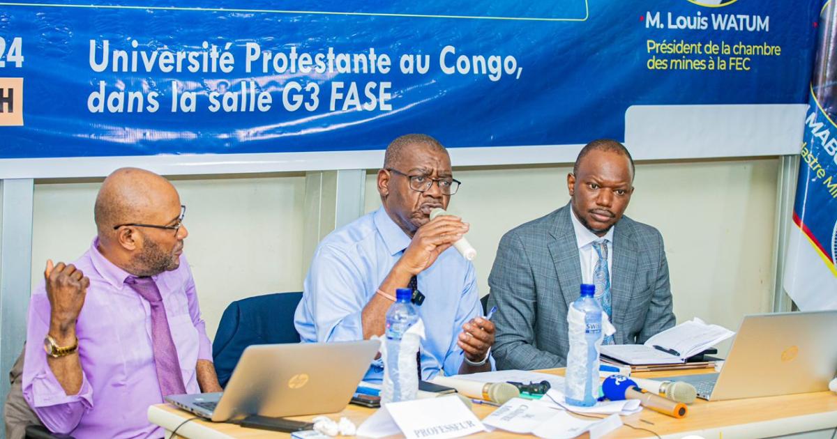 Le Directeur Général Monsieur Popol MABOLIA YENGA avec les étudiants