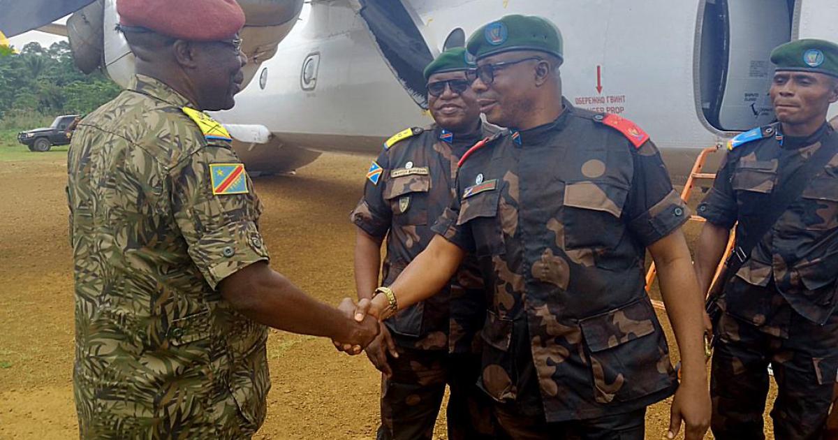 Le général Bruno Mandevu (en lunettes) accueilli à Beni