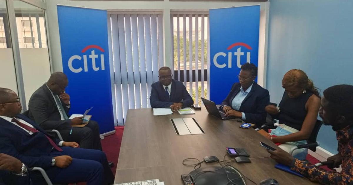 Le DGA de Citigroup Congo,  Faustin Kakina, au milieu,  lors de la conférence de presse