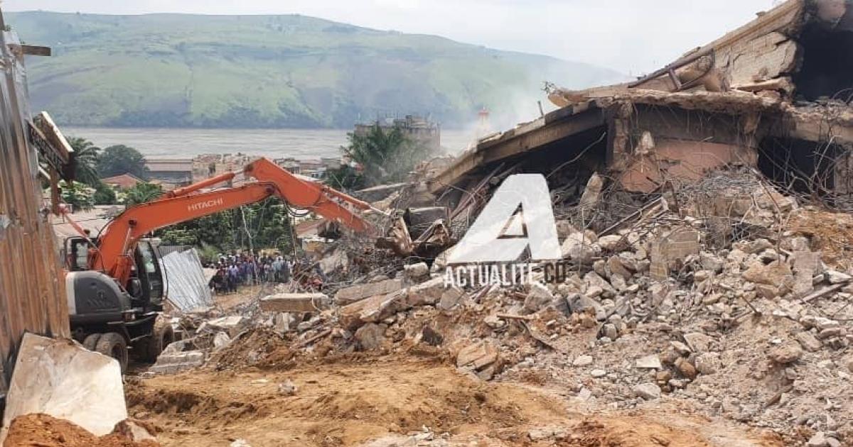 Secours en cours pour retrouver d'éventuels corps sous les décombres