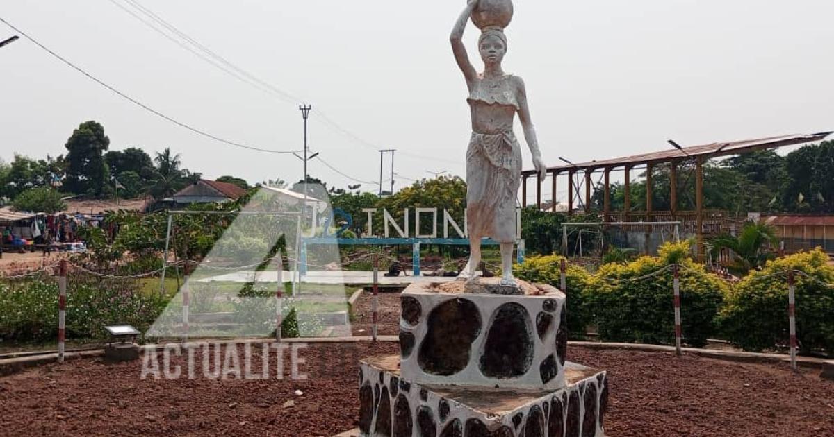 Statue d’une femme portant une calebasse d'eau en provenance d'un puits. Symbole du courage de la femme, elle a été érigée en 2022 en remplacement de celle de Henry Morton Stanley de 1882. Elle est située le long du boulevard Mobutu. 