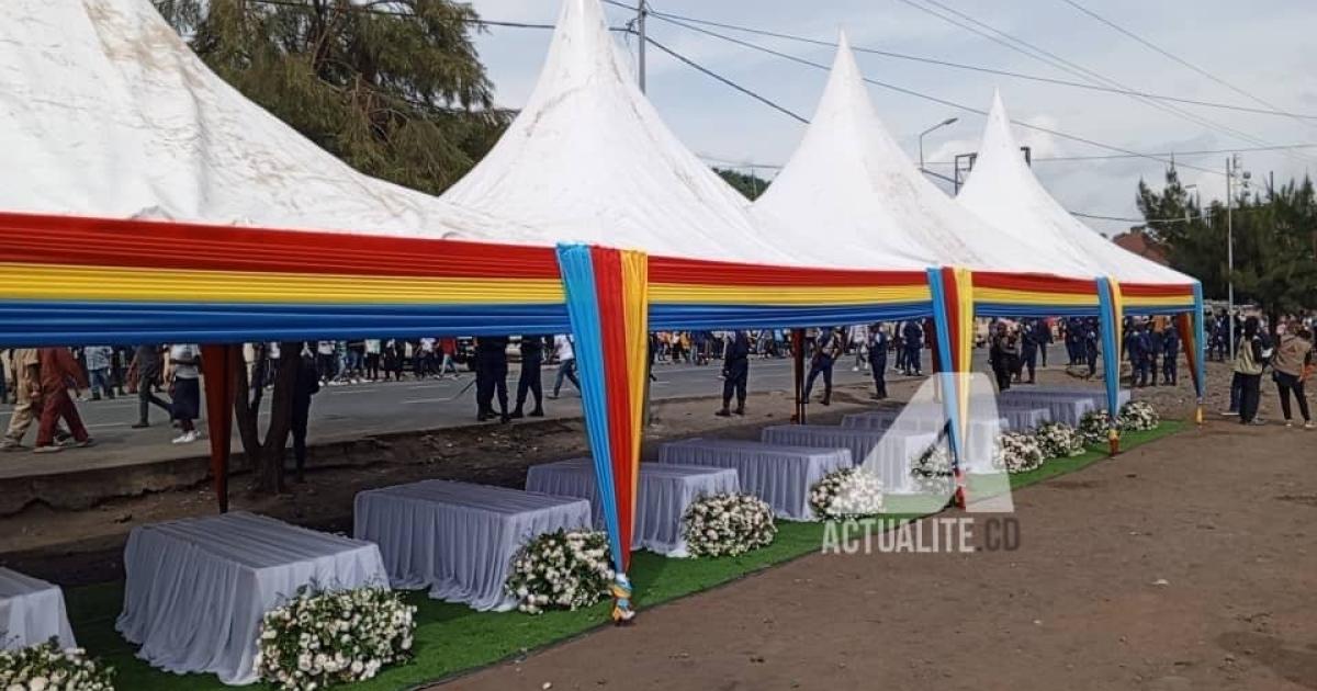 Mise en place pour les derniers hommages aux victimes des bombardements au camp des déplacés de Mugunga 