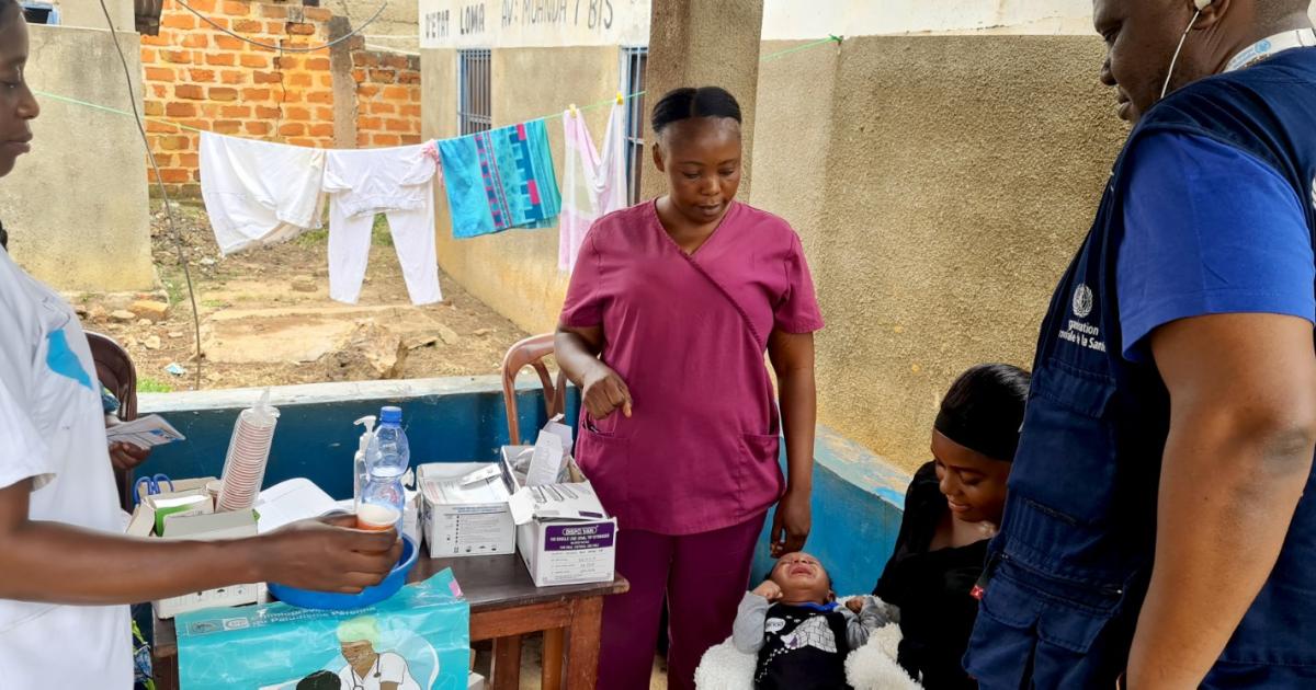 Le Dr Patrick Bahizi, point focal paludisme de l’OMS, assistant à une séance de la CPP dans la zone de santé de Mbanza-Ngungu