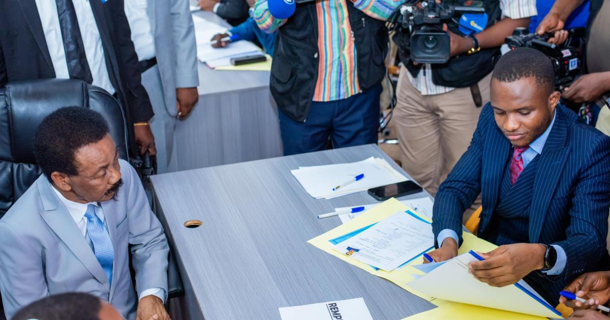 Christophe Mboso déposant sa candidature à l'Assemblée nationale 