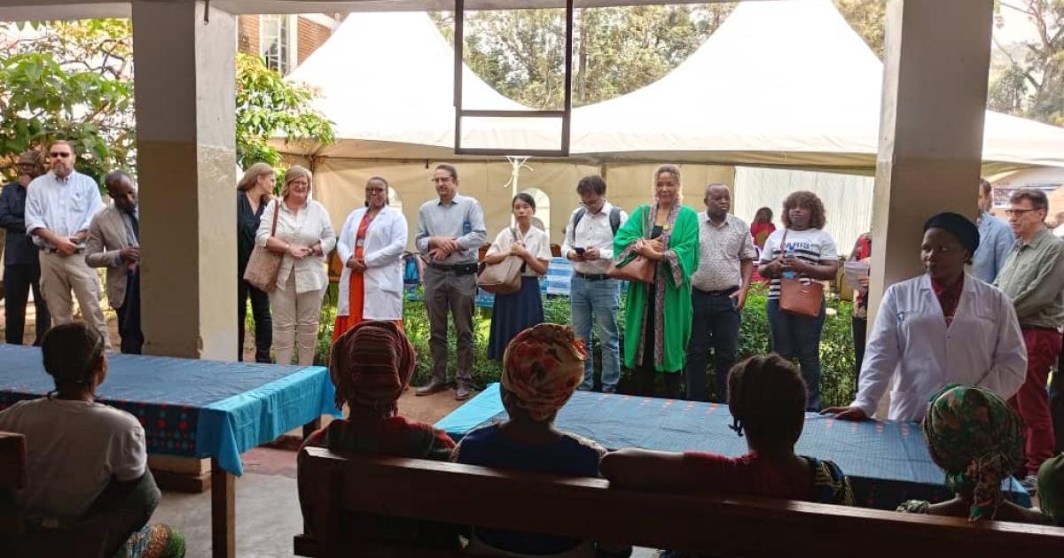 Bruno Le Marquis avec sa délégation devant les survivantes de Panzi