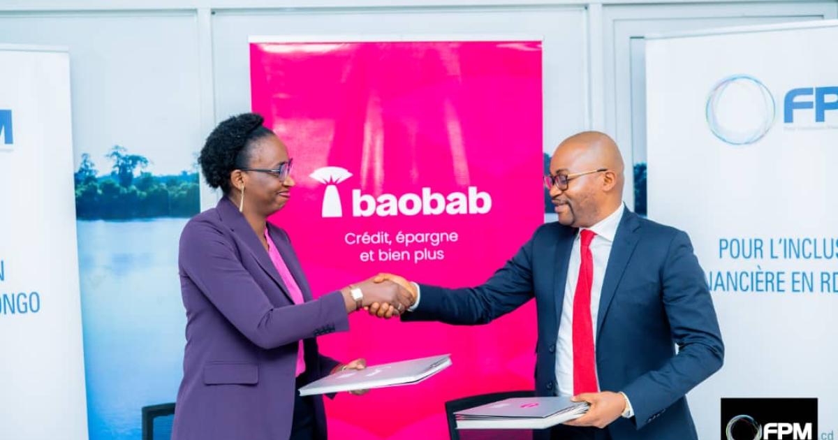 La DG de BAOBAB RDC,  Sandrine MAYINDOMBE, à gauche,  et le DG de FPM SA, Patrick Nkongo,  à droite,  lors de la signature du contrat de partenariat.