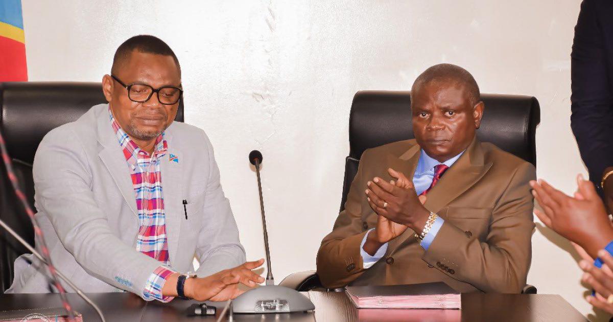 Ministre de l'agriculture Grégoire Mutshail Mutomb à droite du sortant José Panda.