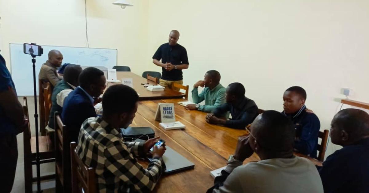 Patient Ligodi avec les journalistes et chercheurs en sciences de l'information et de la communication à Lubumbashi