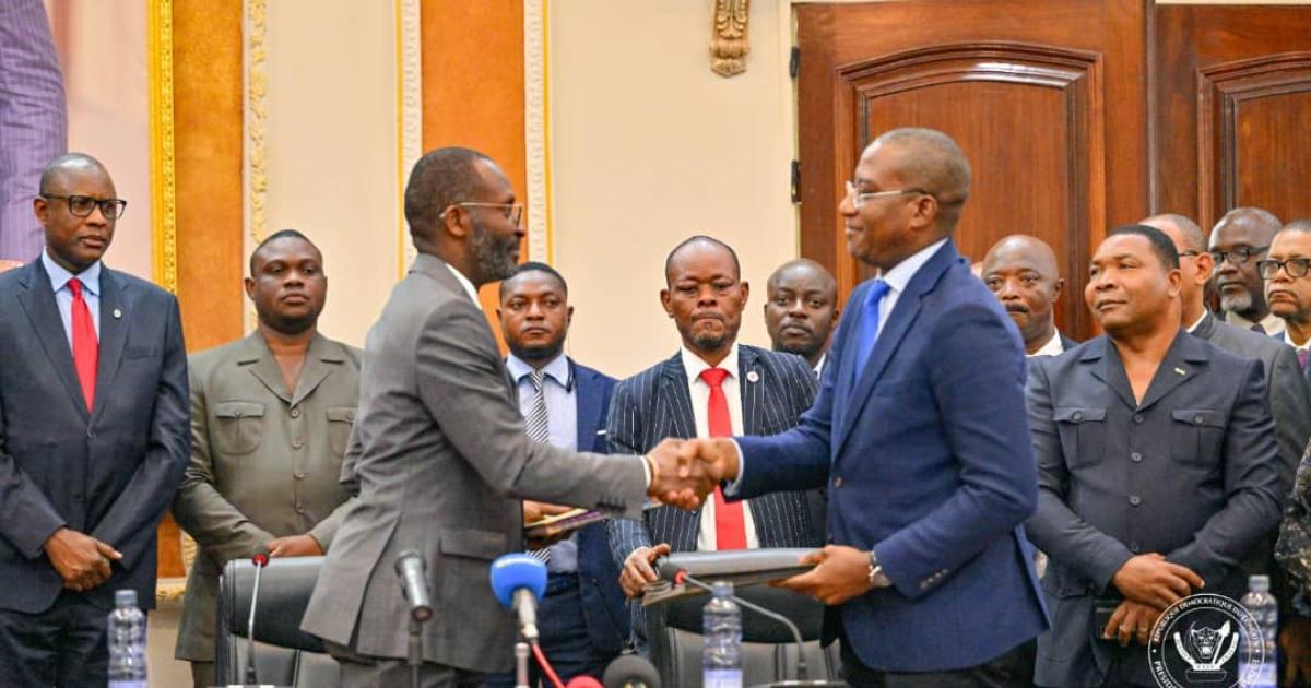 Remise et reprise entre Anthony Nkinzo (gauche) et Guylain Nyembo 