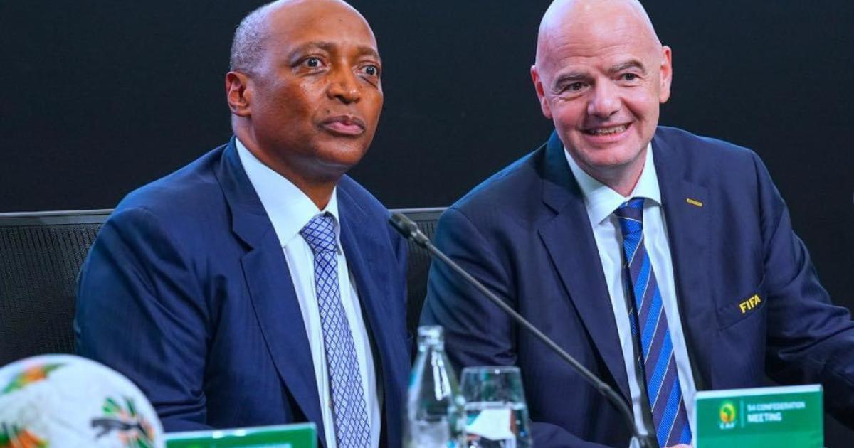 Patrice Motsepe, président de la CAF (à gauche) et Gianni Infatino, président de la FIFA