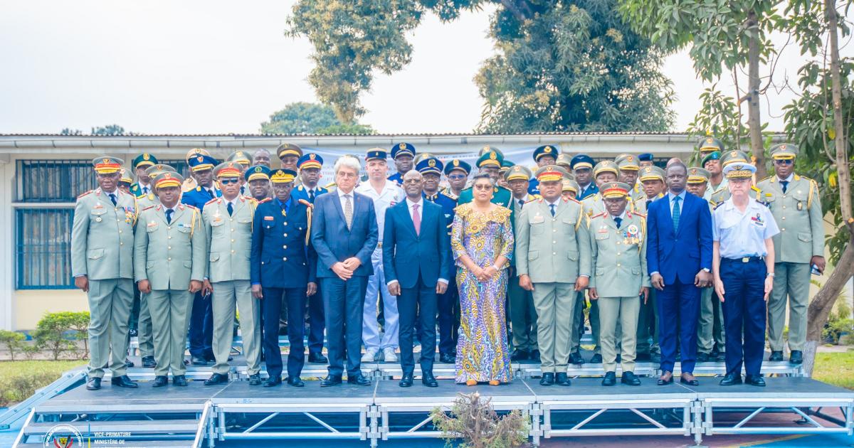 Les lauréats de la 4e promotion de l'école de guerre de Kinshasa