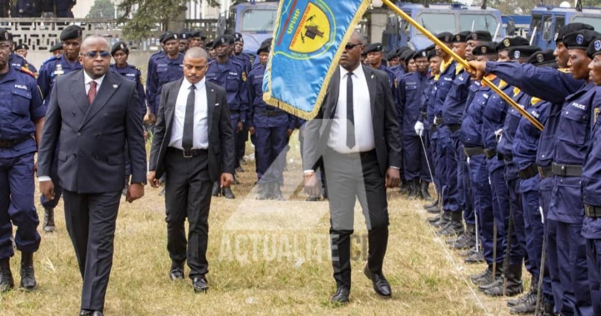 Jacquemain Shabani passe les unités de la police en revue