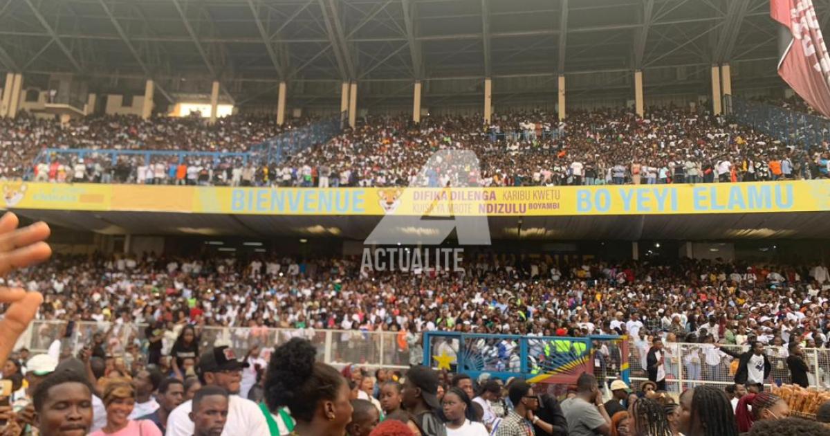 Juillet 2024. Le public lors du concert de Mike Kalambay au stade des Martyrs 