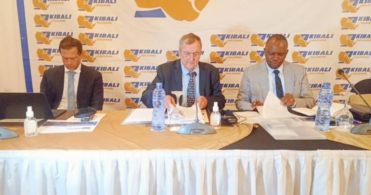 Le staff de Kibali Gold Mines avec au milieu Mark Bristow, le PDG de Barrick Gold, lors de la conférence de presse