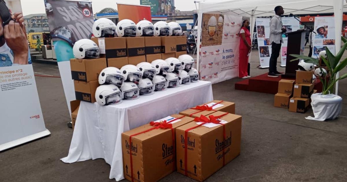 Des casques pour motocyclistes, don de TotalEnergies  