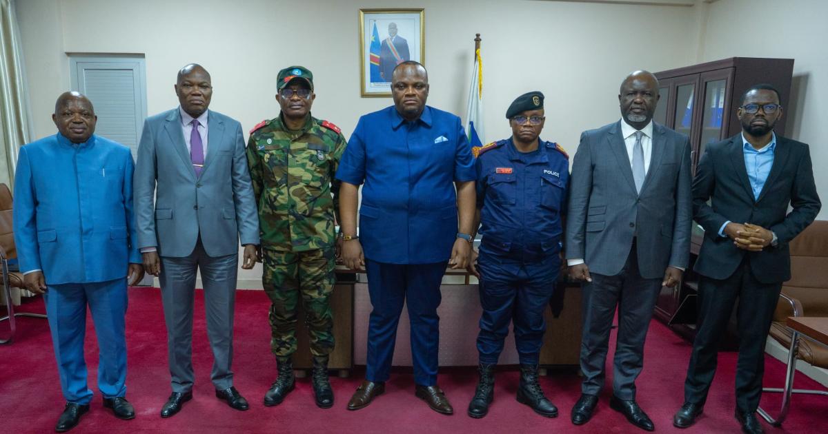 Le gouverneur de la ville de Kinshasa en compagnie notamment du commissaire de la PNC/Kinshasa après une réunion du conseil de sécurité