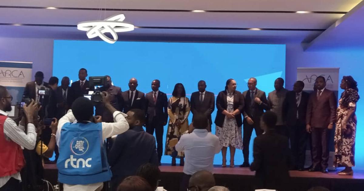 Photo de famille entre le DG de l'ARCA et ses invités 