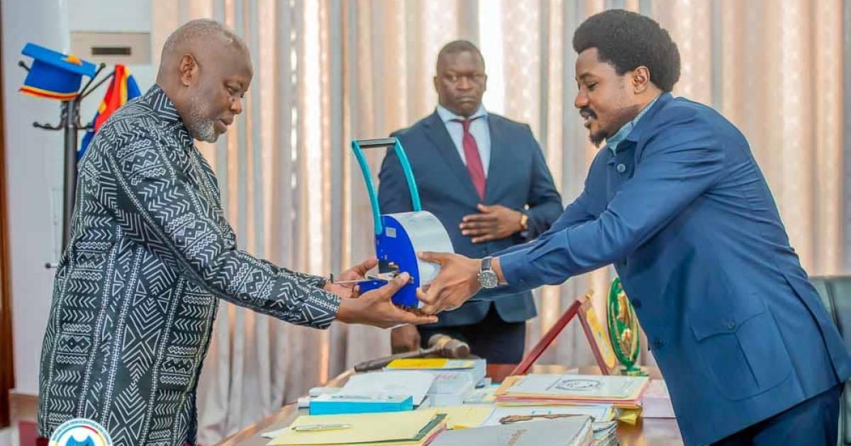 Constant Mutamba remettant le sceau officiel à Vital Kamerhe