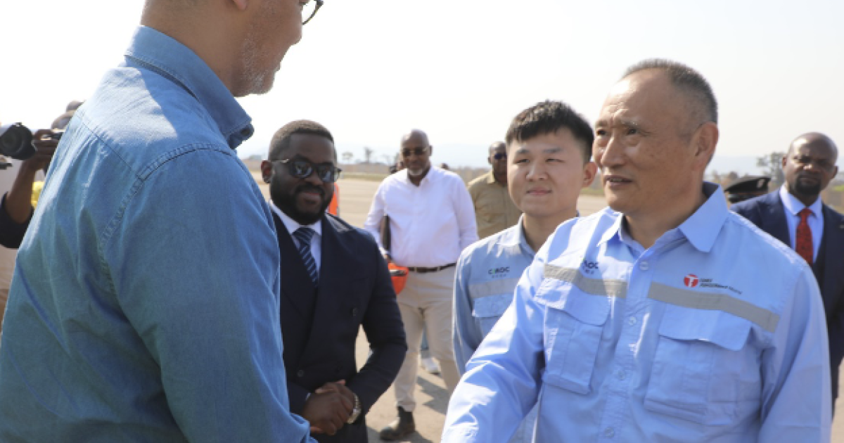 CEO Wang Hanyuan accueille le ministre des Mines Kizito Pakabomba à l’aéroport de TFM à Fungurume