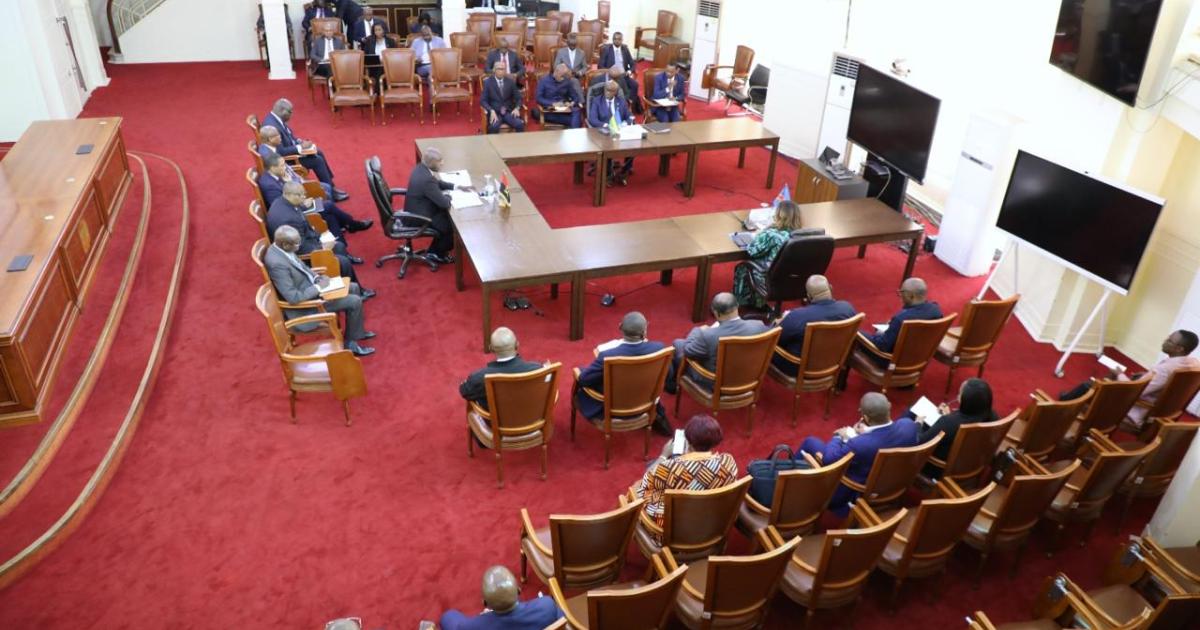 Discussion entre rwandais et congolais à Luanda