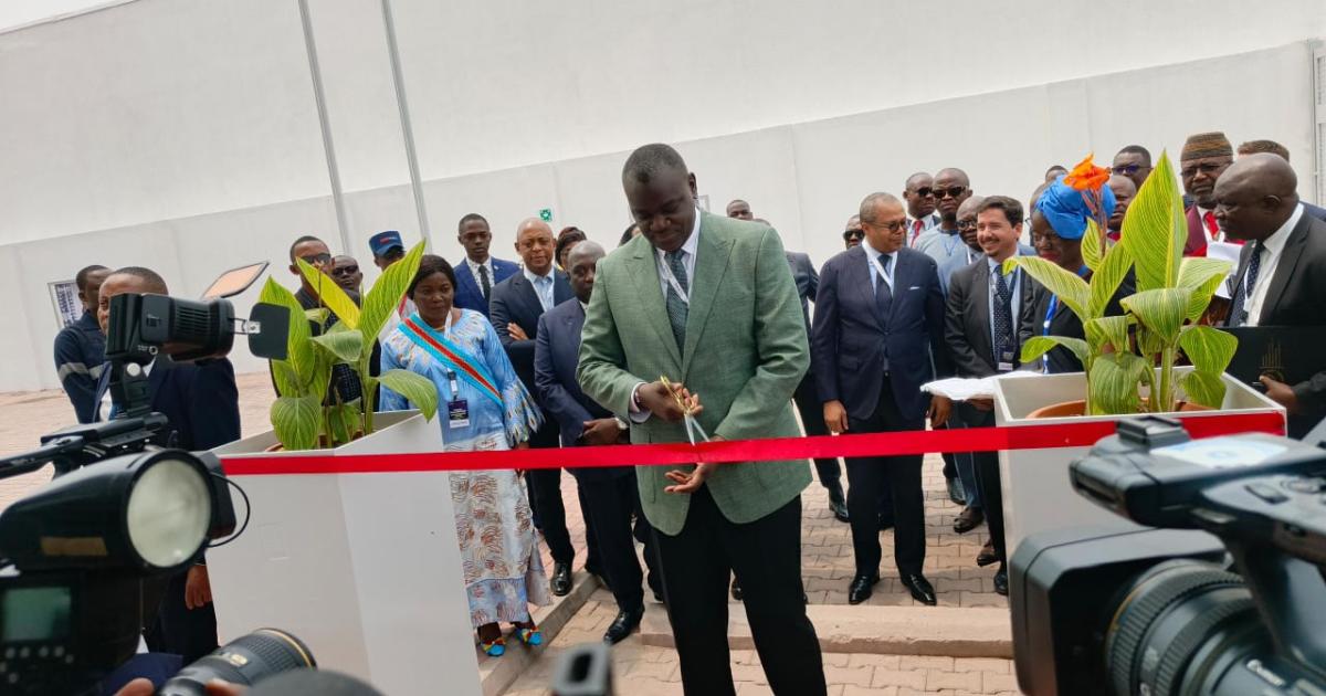 Le ministre Augustin Kibassa Maliba en train d'inaugurer Raxio Data Center 