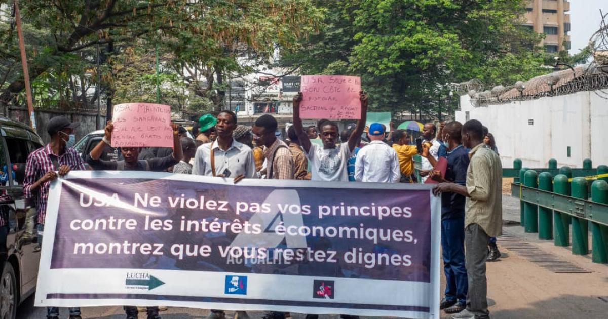 Manifestation des mouvements citoyens devant l'ambassade des USA