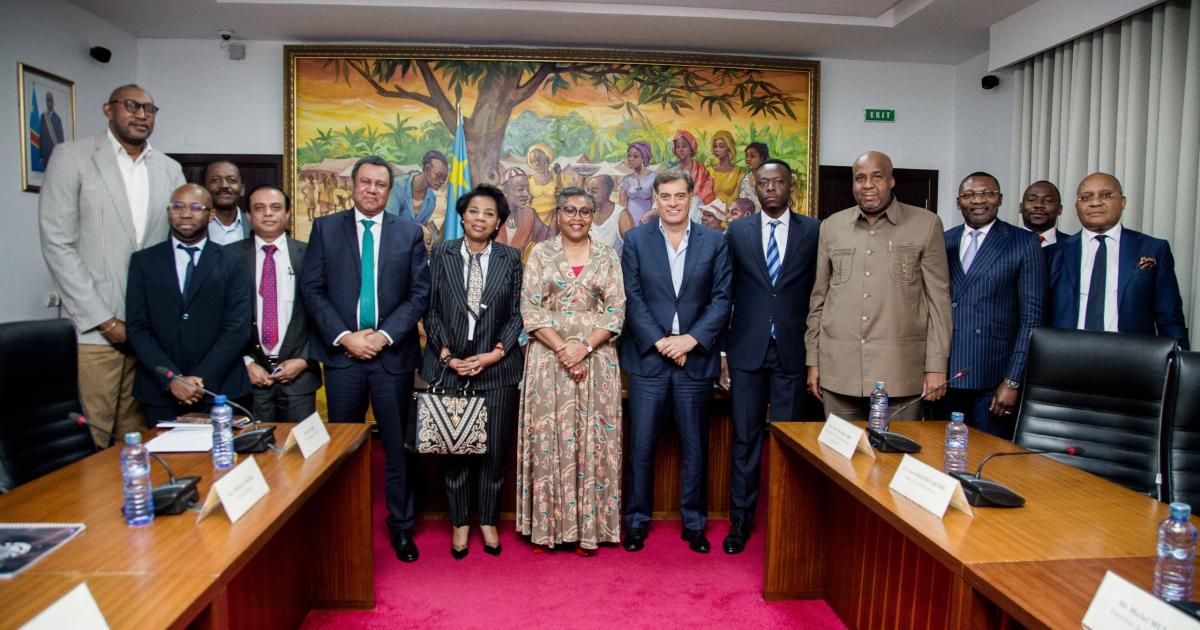 La Première Ministre Judith SUMINWA TULUKA a échangé, ce mardi 27 août à la Primature, avec M. Paul Hinks, Directeur général de la société MYHYDRO, accompagné de sa délégation