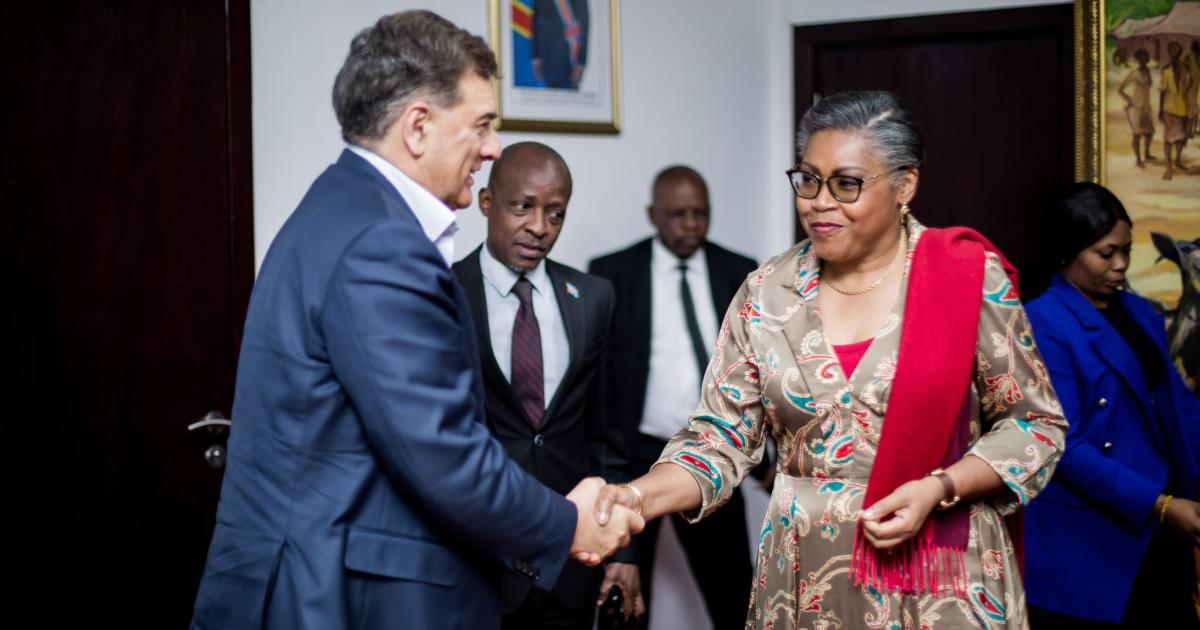 La Première Ministre Judith Suminwa Tuluka et Paul Hinks, Directeur général de la société MYHYDRO,
