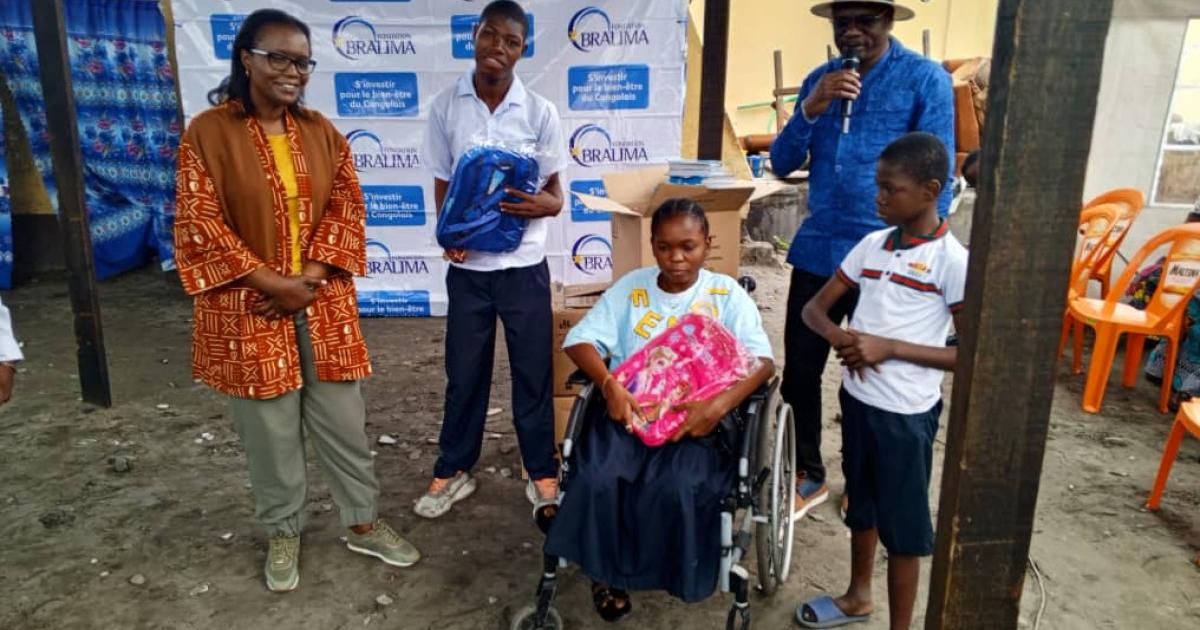La Fondation Bralima offre des fornitures scolaires aux enfants des membres de l'Asbl Anga à Ngaba