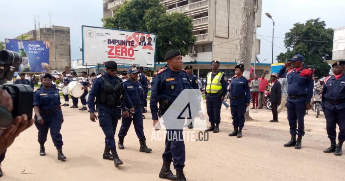 Le commissaire divisionnaire adjoint François Kabeya passe les unités de la police en revue 