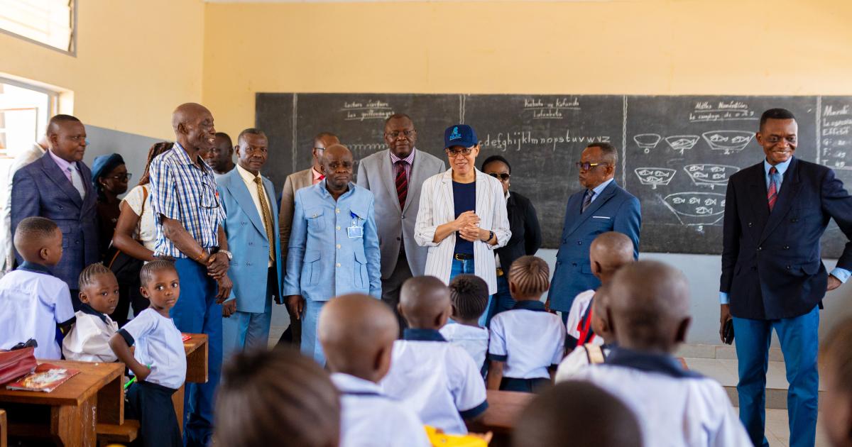 Raissa Malu dans une école à Mbuji-Mayi 