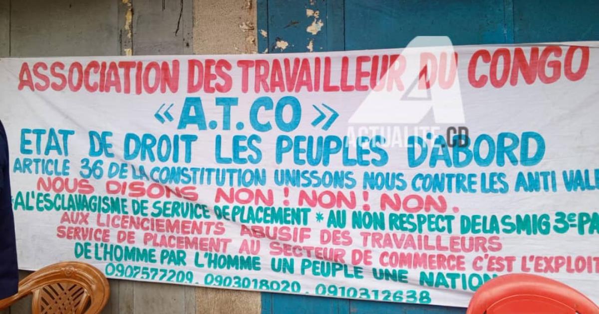Banderole sur le lieu de rassemblement des grévistes 