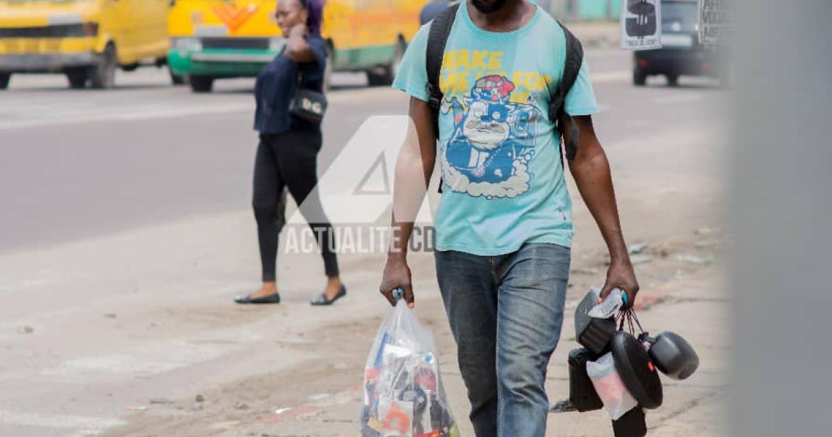 Un vendeur ambulant dans les rues de Kinshasa