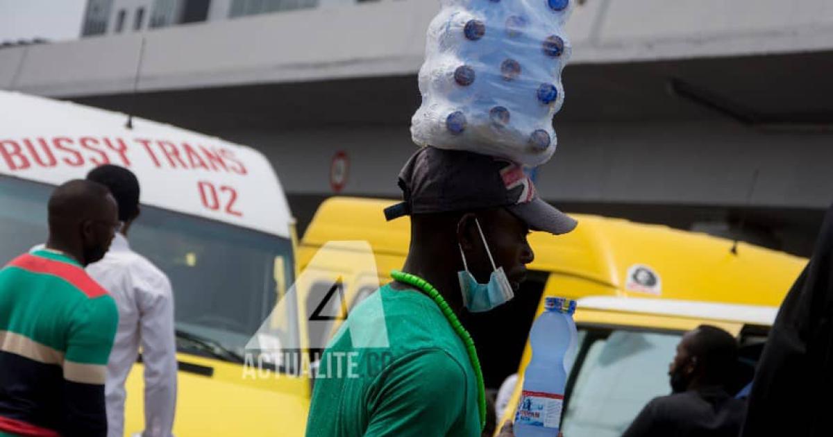 Un vendeur ambulant dans les rues de Kinshasa