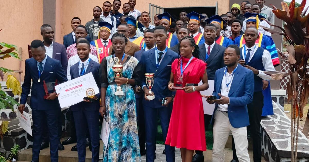 Les étudiants ayant participé au concours de procès simulés en compagnie de quelques enseignants