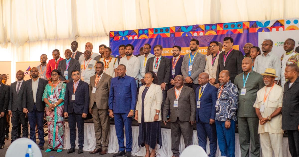 Le DG de l'EquityBCDC, Célestin Mukeba et les participants à l'issue du sommet de l'innovation en RDC, à Kinshasa