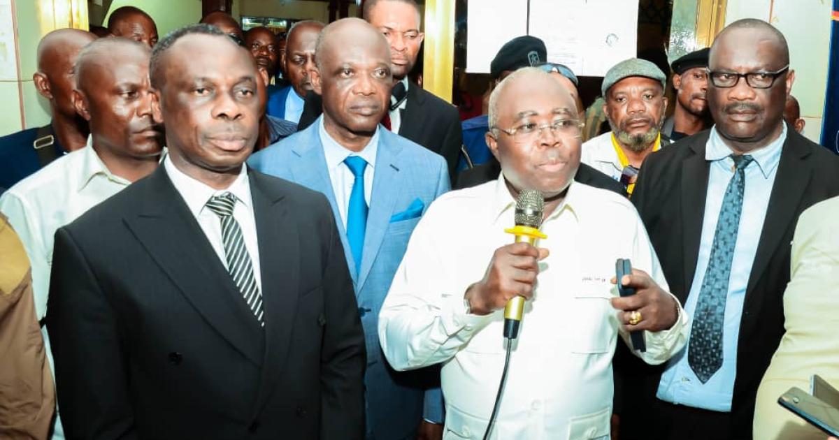 Le sénateur José Kalala au gouvernorat de Mbujimayi, entouré des autorités provinciales, des élus locaux et de la société civile