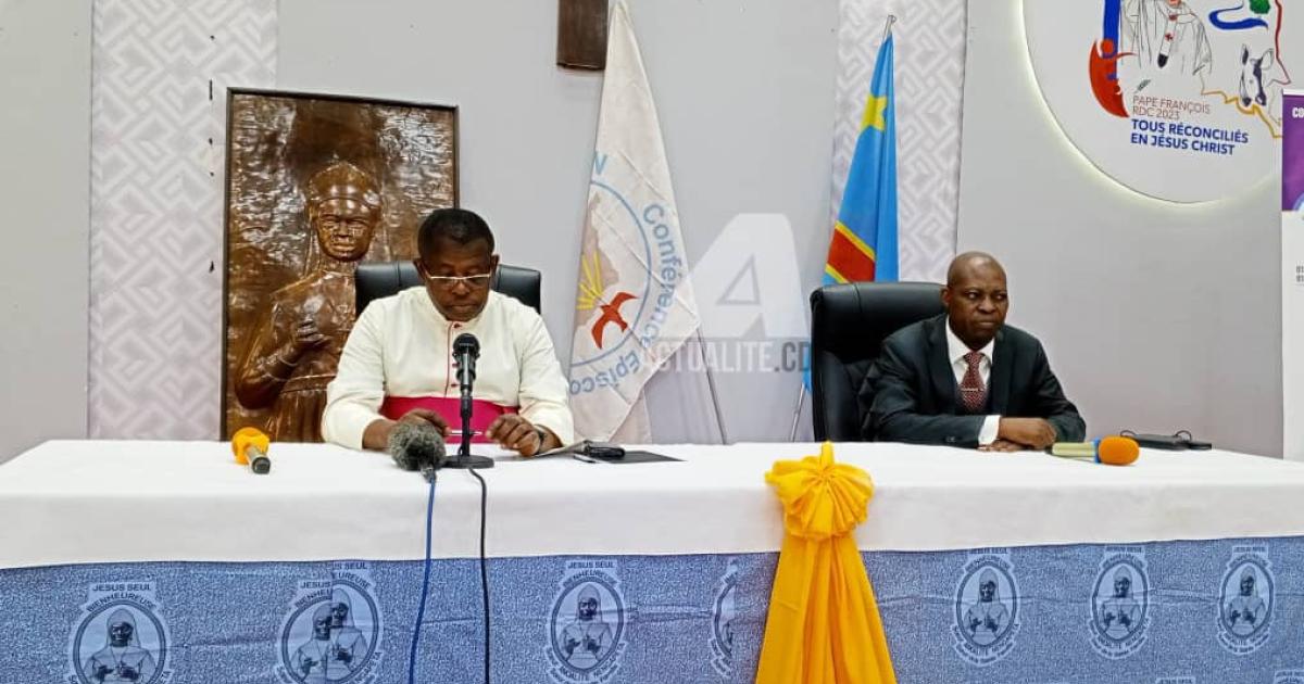 Mgr Donatien Nshole et Eddy Lukuna, conseiller à la présidence, lors d'un point de presse le 12 septembre 2024