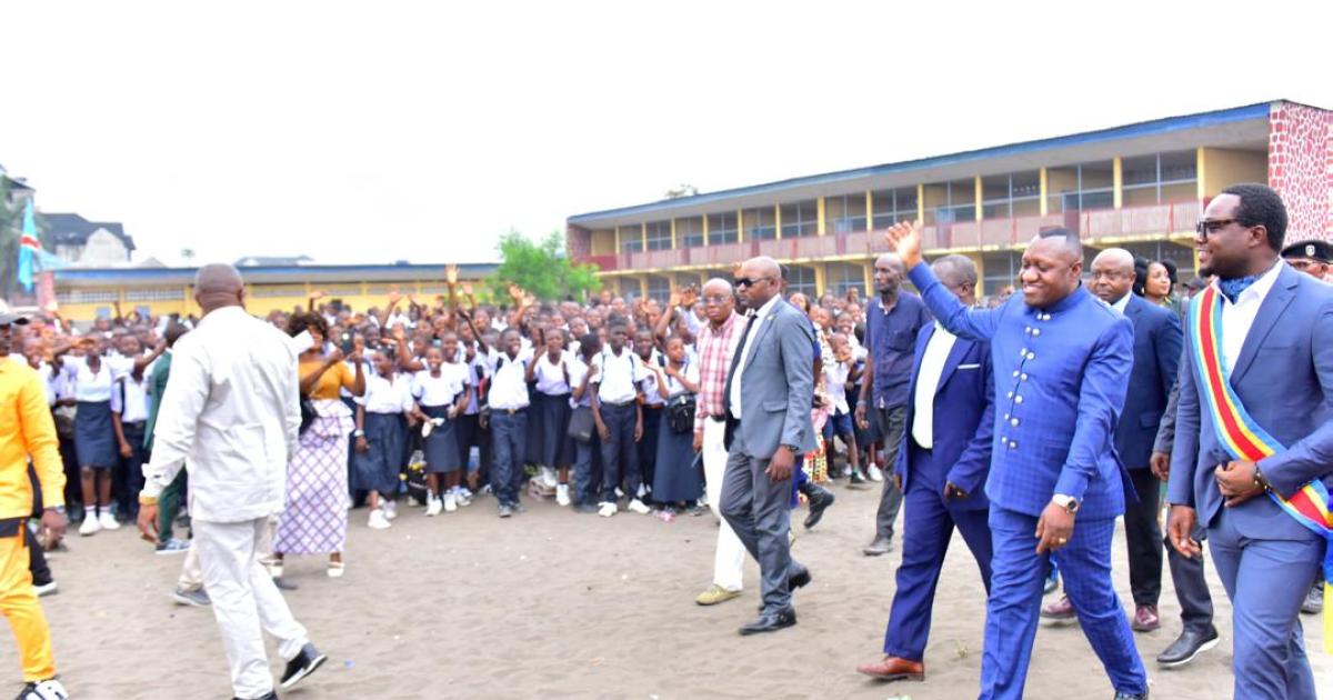 Jules Alingete offrant des fournitures scolaires aux élèves à Kinshasa 