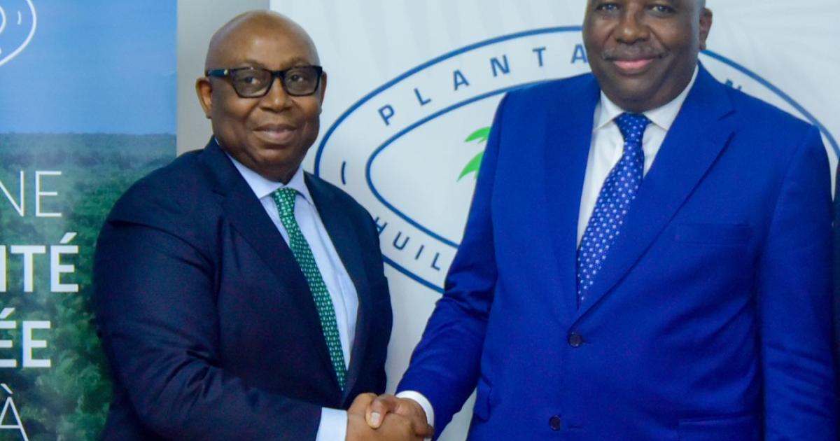 Lors de sa présentation, à droite, Jean Muntuabu Luabeya, nouveau PCA des PHC, serrant la main à Wale Adeosun, actionnaire majoritaire de la société, jeudi 19 septembre 2024.