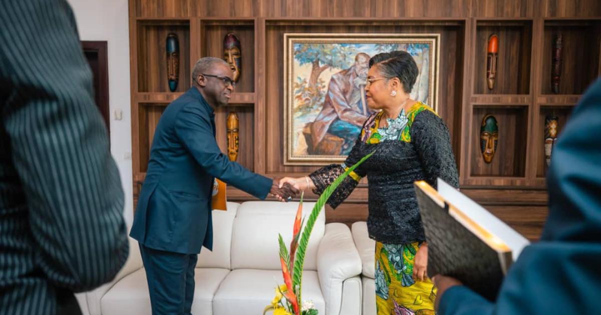 Une poignée de main entre Mady Biaye, représentant résident de l'UNFPA et Judith Suminwa, Première ministre de la RDC