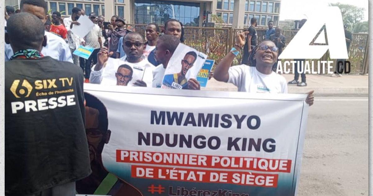 Manifestants devant le Palais de justice